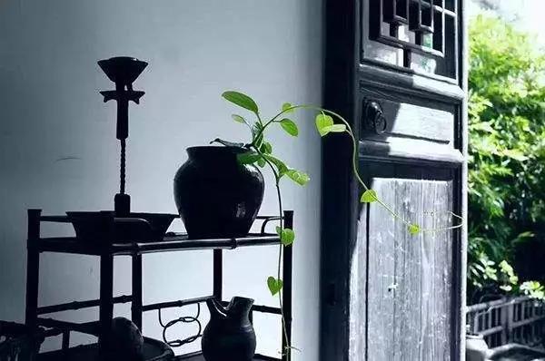 家里財(cái)運(yùn)只出不進(jìn)？跟客廳門窗風(fēng)水有大關(guān)系！